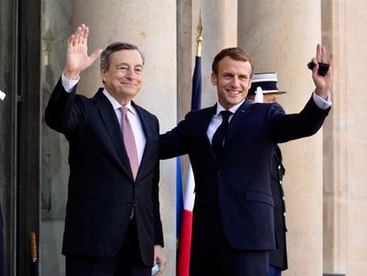 El primer ministro italiano, Mario Draghi, es recibido por Emmanuel Macron a su llegada al Palacio del Elíseo el 12 de noviembre.