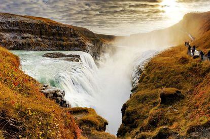 Entre las maravillas geológicas de Islandia, repleta de paisajes únicos propios de otro mundo, se encuentran estruendosas cascadas como la de Gullfoss, compuesta de varios niveles que van cayendo desde un tajo imponente que parece engullir semejante torrente de agua.
