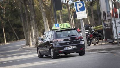 Un cotxe d'autoescola, en una imatge d'arxiu.