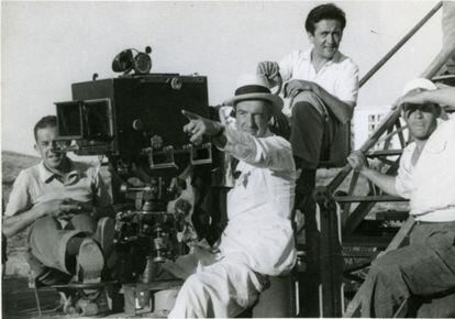 De Sica, detrás de la cámara, en un momento del rodaje de 'Ladrones de bicicletas', de 1948.