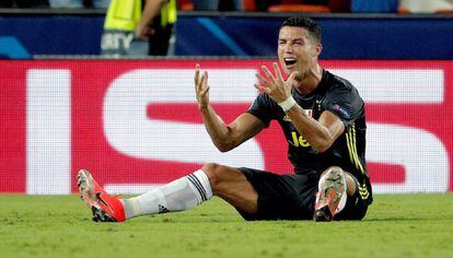 El delantero portugués de la Juventus, Cristiano Ronaldo, reacciona tras ser expulsado.