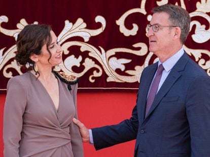 El presidente del Partido Popular, Alberto Núñez Feijóo, y la presidenta de la Comunidad de Madrid, Isabel Díaz Ayuso, durante la celebración del 2 de mayo en la Puerta del Sol.