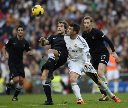 Bale intenta controlar un balón junto a Íñigo Martínez.