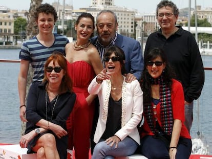 Gracia Querejeta junto a los actores de '15 años y un día'