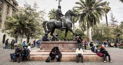 Inmigrantes haitianos en la Plaza de Armas de Santiago de Chile.