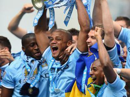 Kompany levanta el trofeo de campeón de la Premier League