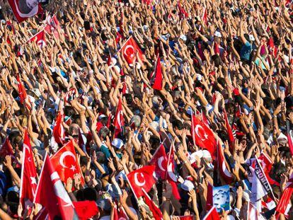 Decenas de miles de personas con banderas de Turquía y retratos de Ataturk, durante la manifestación de este sábado en Estambul.