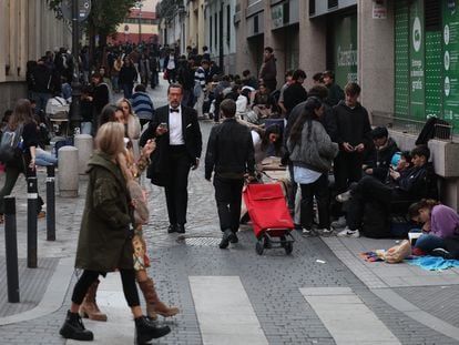Viandantes en la calle de Santa Brígida, en Madrid.