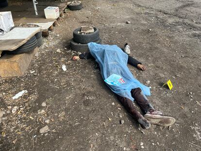 The body of a civilian remains on the ground after the Russian bombardment in Zaporizhia. The President of Ukraine, Volodymyr Zelensky, has responded in a message on Telegram to the Russian attack: