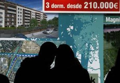 Dos personas observan una oferta de viviendas en uno de los expositores del Salón Inmobiliario de Madrid, SIMA Otoño. EFE/Archivo