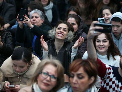 Desde 2013, las Naciones Unidas han celebrado este día como reconocimiento del importante papel que desempeña la felicidad en la vida de las personas de todo el mundo. En la imagen, una mujer sonríe durante la presentación de una película en Trafalgar Square, en Londres (Reino Unido), el 26 de febrero de 2017.
