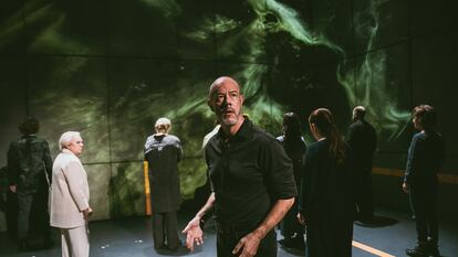 Una escena de ‘Los últimos Gondra (memorias vascas)’, en el Teatro Valle Inclán de Madrid.