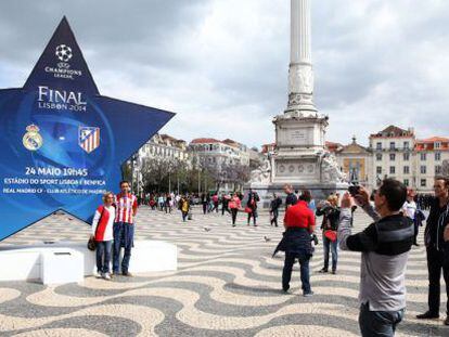 Foto de recuerdo para los aficionados madrileños que se han acercado a Lisboa para seguir la final de la Liga de Campeones