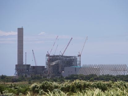 Vista de la planta termoeléctrica a carbón de Punta Catalina, en el sur de República Dominicana, durante su construcción en agosto de 2017