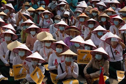 Varias mujeres en una protesta pacífica en Mandalay en pasado febrero