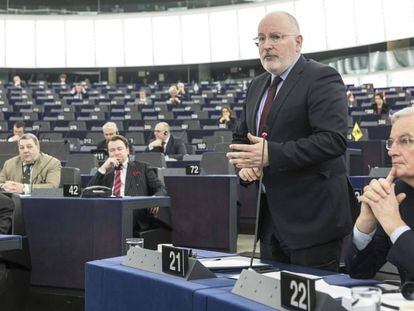 El vicepresidente de la Comisión, Frans Timmermans, junto al negociador de la UE, Michel Barnier.