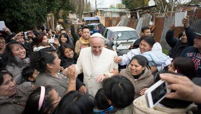 El papa Francisco, durante su visita ayer a un poblado chabolista en Roma.
