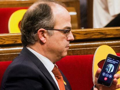 El conseller cesado, Jordi Turull, conectado por tel&eacute;fono con Carles Puigdemont durante el pleno de constituci&oacute;n de la XII legislatura. 