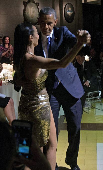 D'aquesta manera, Obama, que alguna vegada ha estat notícia per cantar inesperadament una o dues cançons en públic des de la seva arribada a la Casa Blanca, pot afegir ara el tango a la seva llista de talents ocults.