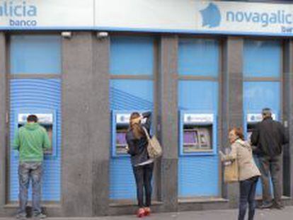 Usuarios de los cajeros en una sucursal de Novagalicia Banco. 