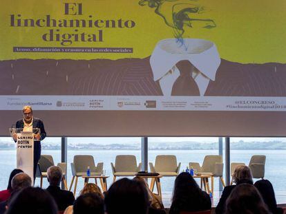 El presidente de EL PAÍS, Juan Luis Cebrián, durante su intervención en la clausura de la cuarta edición del Congreso de Periodismo Cultural celebrado en Santander. 