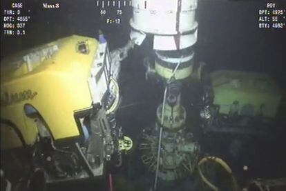 Imagen cedida por la compañía en la que se puede ver a uno de sus robots colocando la nueva campana por donde evacuar el petróleo de la plataforma sumergida hasta barcos en superfície.