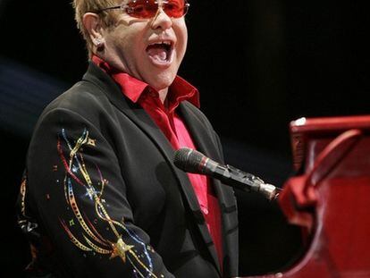 "Jesucristo era un superinteligente hombre gay, que entendía los problemas humanos", ha declarado Elton John a la revista <i>Parade Magazine</i>. El actor ha comentado que admira a Jesús porque su aspiración era la paz y el amor en el mundo. Elton John también ha revelado en la entrevista que tiene miedo a morir asesinado por un <i>fan</i> loco, como les ocurrió a John Lennon y Gianni Versace.