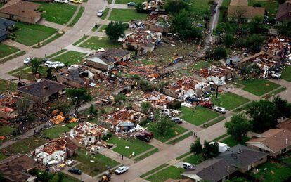 Así quedaron algunas casas en Lancaster, Tejas tras el paso de un violento tornado.
