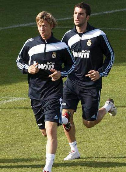 José María Gutiérrez , en un entrenamiento junto a Higuaín.