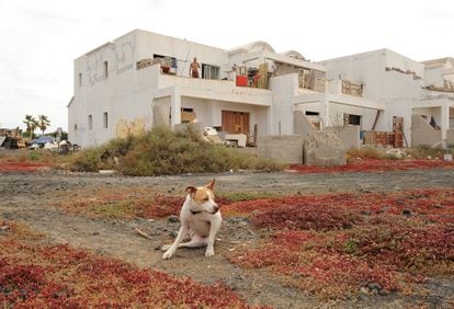 Casas ocupadas en apartamentos paralizados por irregularidades urbanísticas en la parcela 214 de Costa Teguise, en Lanzarote (Canarias), el pasado junio de 2021.