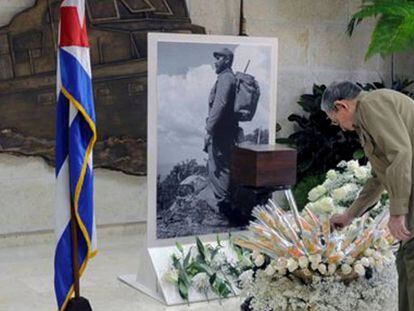 El presidente de Cuba, Raúl Castro, ante la urna con las cenizas de su hermano Fidel.