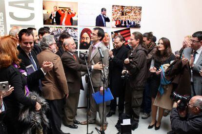 El presidente de la Unió de Periodistes Valencians, Joaquim Clemente (con carpeta azul), y Romà de la Calle, en el centro, rodeados de asistentes a la reinauguración de la exposición censurada.