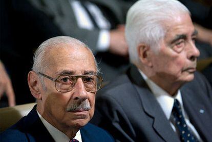 Jorge Videla, en primer término, junto al general Luciano Benjamín, ambos condenados a cadena perpetua.