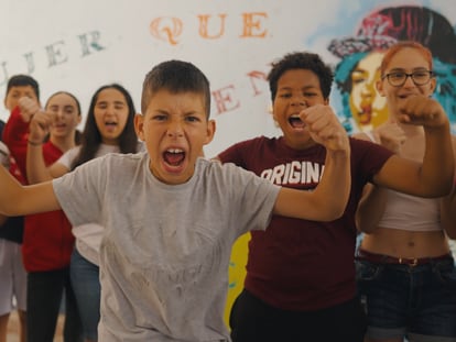 Los niños de los barrios de Barcelona durante el vídeo musical contra los desahucios.