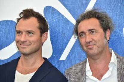 Jude Law (izquierda) y Paolo Sorrentino en el photocall en Venecia de la presentación de 'The Young Pope', este sábado.