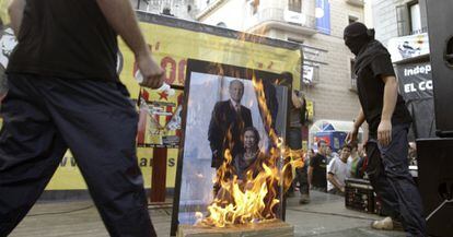 Dos individuos queman la imagen de los reyes durante la Diada de 2008