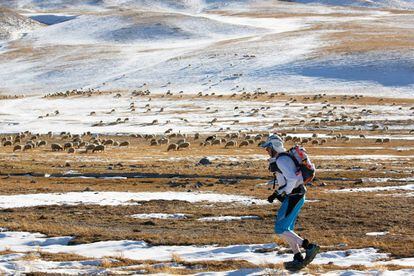 Un atleta completa el Ultra Trail de Gobi, un 'tour de force' de 400 kilómetros.