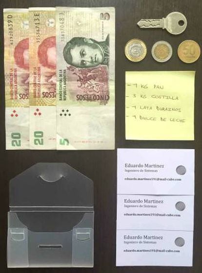 Contenido de una de las billeteras extraviadas en Argentina.