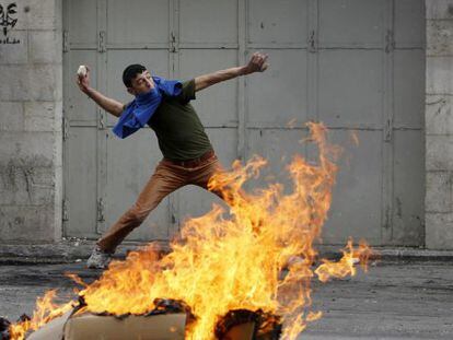 Un palestino, en las protestas contra Israel en Hebr&oacute;n, en Cisjordania.