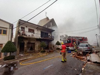 Los bomberos trabajan en la extinción de un incendio en Castellcir (Barcelona)