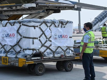 Descarga de material médico en el aeropuerto internacional Indira Gandhi de Nueva Delhi, el viernes.