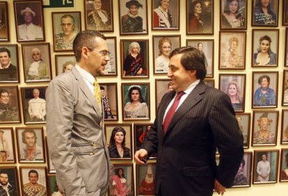 El director artístico de la ABAO (izquierda), Jean Paul Laka, junto al director de la institución, Juan Carlos Matellanes, momentos antes de la presentación de la programación de ópera de la temporada 2010/2011.