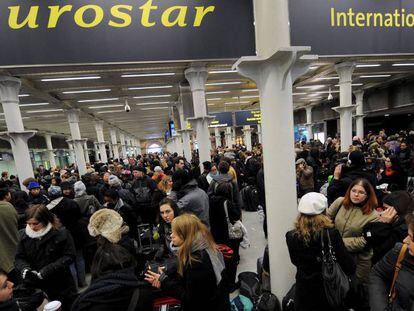 Usuarios del servicio Eurostar, que une Londres y París a través del túnel del Canal de la Mancha, en una imagen de 2009.