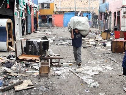 Un hombre saca sus pertenencias del Bronx. 