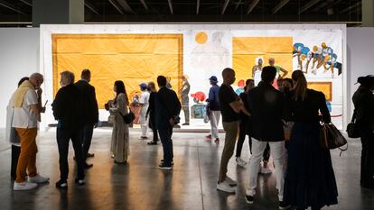Asistentes a la jornada inaugural de Art Basel Miami Beach, ante una obra de Maxwell Alexandre, presentada por la galería brasileña A Gentil Carioca.
