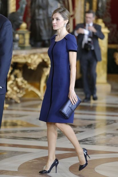 El pasado año, en 2015, lució un vestido en azul oscuro de Felipe Varela al que añadió una chaqueta a conjunto durante el desfile.