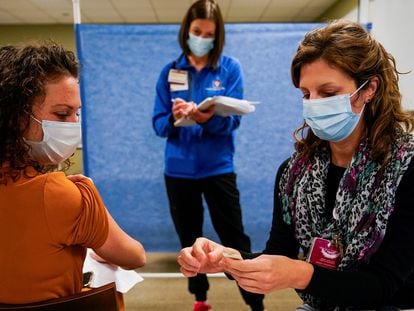 Una mujer se somete a un ensayo clínico de la vacuna de Pfizer, en Indiana (EE UU).