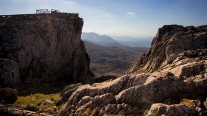 Los Reyes Católicos consideraban a Loja la “puerta y llave del reino granadino”. No les faltaba razón: enclavada en el estrecho valle que horada el río Genil, entre la Sierra Gorda y el Monte Hacho, la ciudad presume de una ubicación estratégica, en pleno corazón de Andalucía.