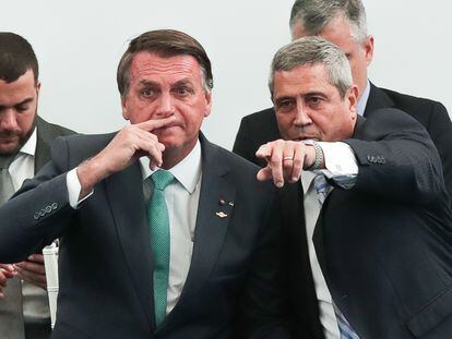 El presidente de Brasil, Jair Bolsonaro, conversa con el ministro de Defensa, general Braga Netto (d), en Río de Janeiro.