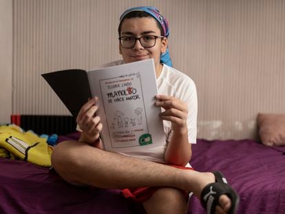 Ian Grados, de 15 años, posa con un ejemplar de 'Manolito se hace mayor' en su hogar familiar en Igualada, el 12 de julio de 2023.